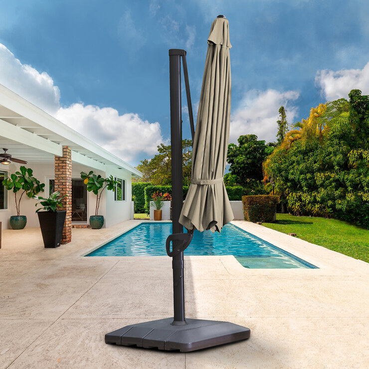 Seasons Sentry, Sombrilla Cuadrada Voladiza Gris de 3.04 m con Base — Imagen 2 de 4