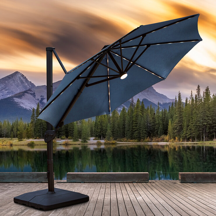 Seasons Sentry, Sombrilla en voladizo de 3.35 m con base y luz LED solar — Imagen 1 de 4
