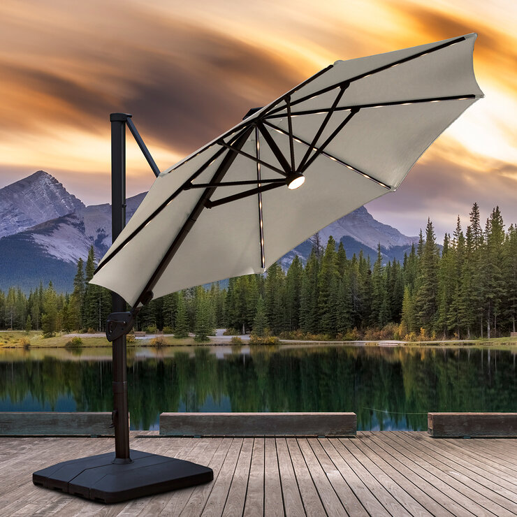 Seasons Sentry, Sombrilla en voladizo de 3.35 m con base y luz LED solar — Imagen 1 de 4