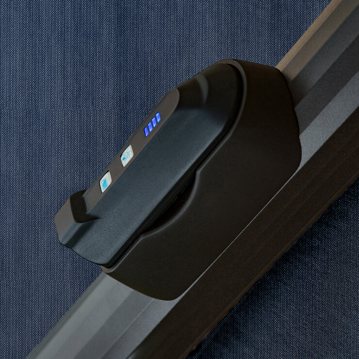 Seasons Sentry, Sombrilla Azul de 3.04 m con Base y Luz LED Solar — Imagen 3 de 4