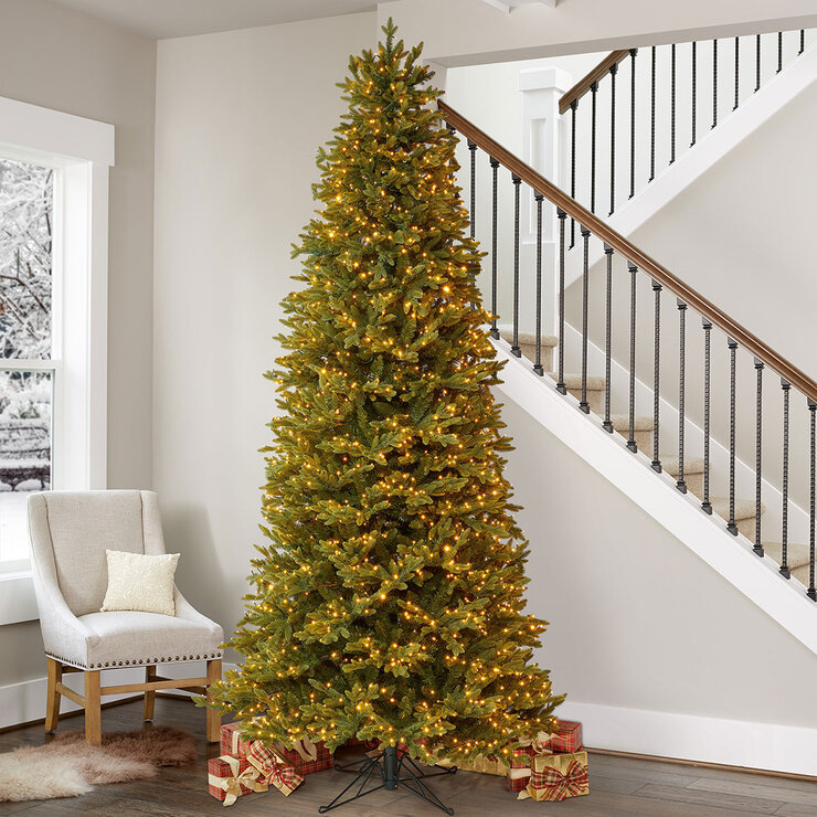 Árbol de Navidad Artificial Slim Pre iluminado con Luces Radiant Micro LED de 2.7 m, Estilo Aspen  — Imagen 1 de 4