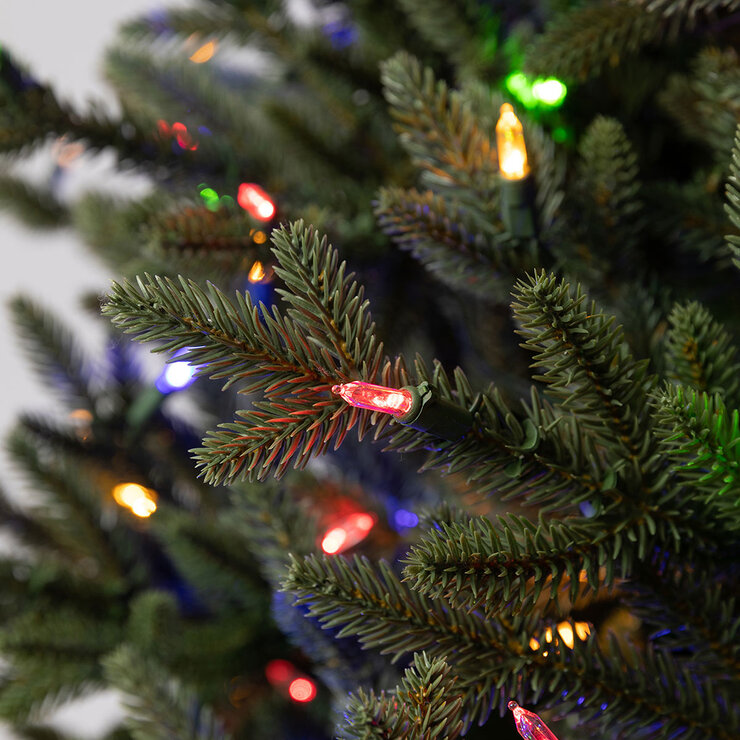 Árbol de Navidad Artificial Pre iluminado con luces LED SureBright® Color Dual de 2.13 m a 2.74 m, Estilo Aspen — Imagen 2 de 4