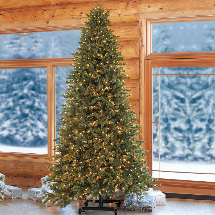 Árbol de Navidad Artificial Pre iluminado con luces LED SureBright® Color Dual de 2.13 m a 2.74 m, Estilo Aspen — Imagen 1 de 4
