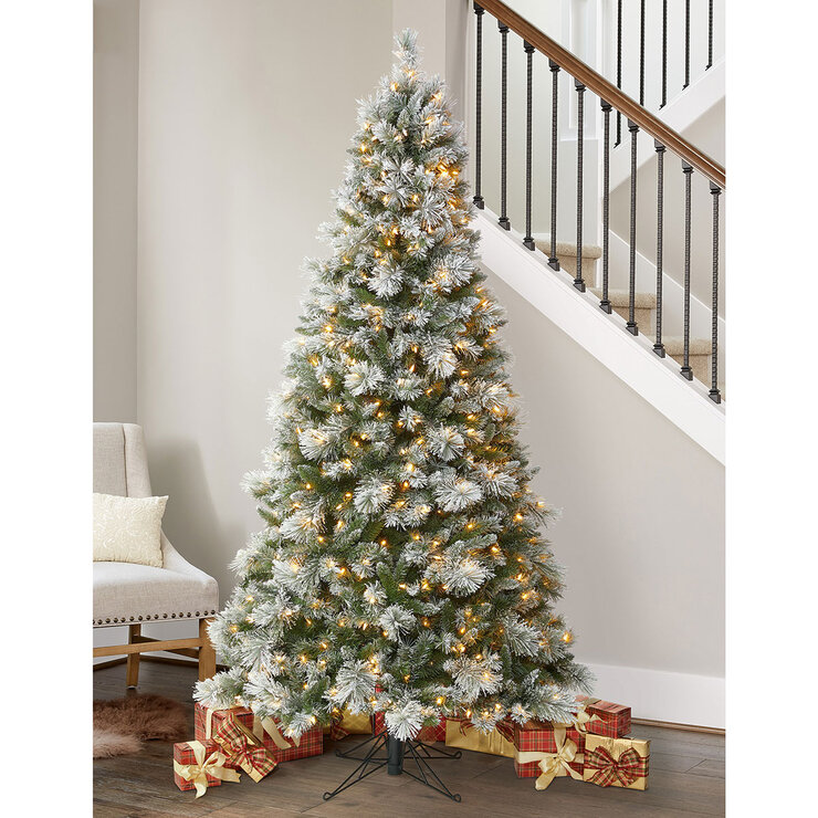 Árbol de Navidad Artificial Pre iluminado con luces LED SureBright® Color Dual Efecto Nevado y Brillante de 2.2 m  — Imagen 1 de 4