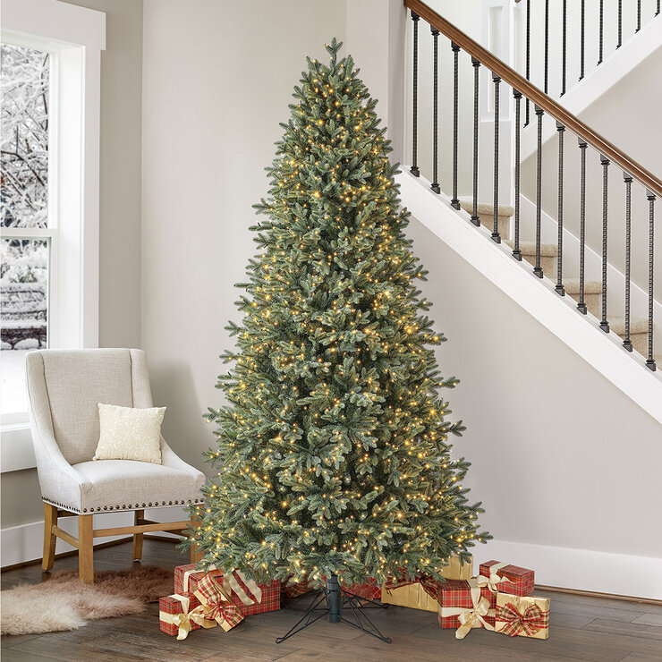 Árbol de Navidad Artificial Slim Pre iluminado con luces Radiant Micro LED® de 2.2 m Estilo Aspen  — Imagen 1 de 4