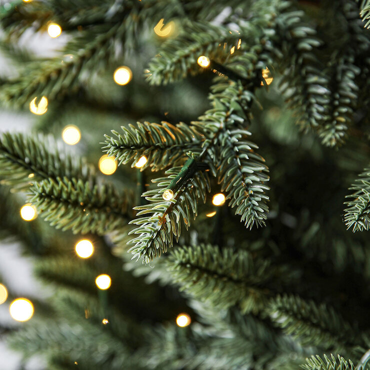 Árbol de Navidad Artificial Slim Pre iluminado con luces Radiant Micro LED® de 2.2 m Estilo Aspen  — Imagen 4 de 4