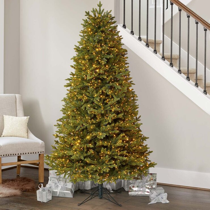 Árbol de Navidad Artificial Pre iluminado con luces Radiant Micro LED® Dual Color 1.9 m Estilo Aspen — Imagen 1 de 4