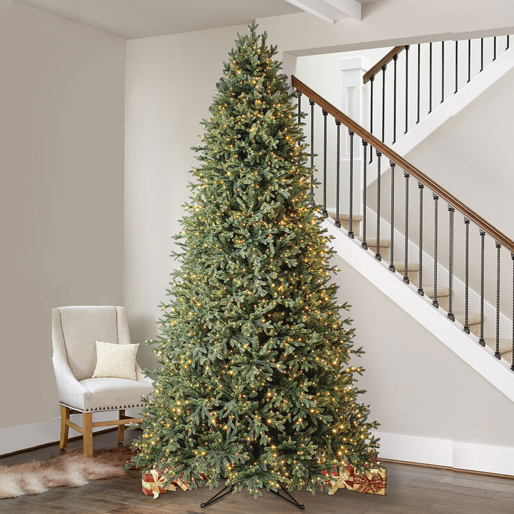 Árbol de Navidad Artificial Estilo Aspen Pre-iluminado con luces Radiant Micro LED 2.7 m  — Imagen 1 de 4