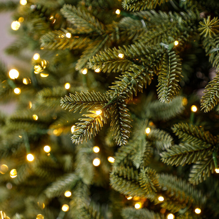 Árbol de Navidad Artificial Estilo Aspen Pre-iluminado con luces Radiant Micro LED 2.7 m  — Imagen 2 de 4