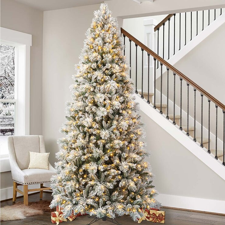 Árbol de Navidad Artificial Pre iluminado y Escarchado con Diamantina con luces LED Surebright Dual Color 2.7 m  — Imagen 1 de 4
