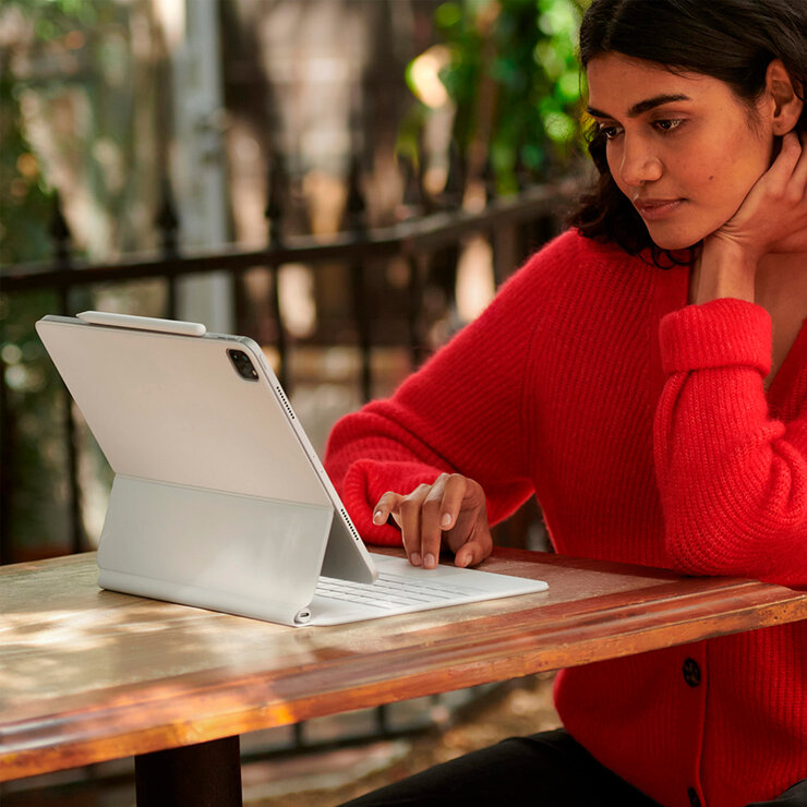 Apple Magic Keyboard para el iPad Pro de 11 pulgadas (cuarta generación) y el iPad Air (quinta generación) - Español (América Latina) Blanco — Imagen 2 de 4