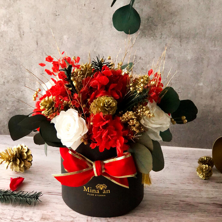 Mina'an, Bouquet Navideño Con Flores Preservadas En Tonos Rojo y Dorado — Imagen 2 de 4