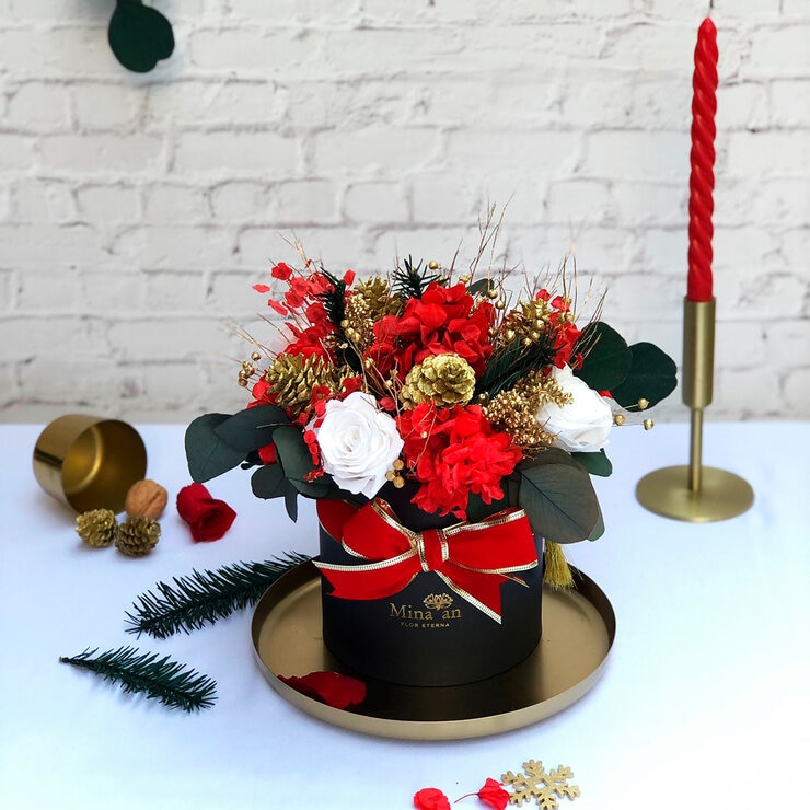 Mina'an, Bouquet Navideño Con Flores Preservadas En Tonos Rojo y Dorado — Imagen 3 de 4