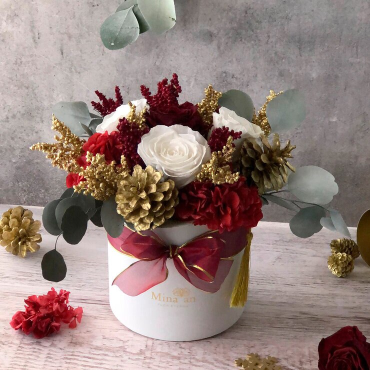 Mina'an, Bouquet Navideño Con Flores Preservadas En Tonos Vino y Dorado — Imagen 3 de 4