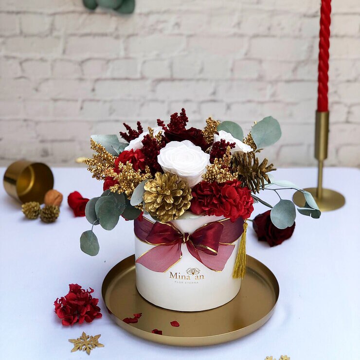 Mina'an, Bouquet Navideño Con Flores Preservadas En Tonos Vino y Dorado — Imagen 4 de 4