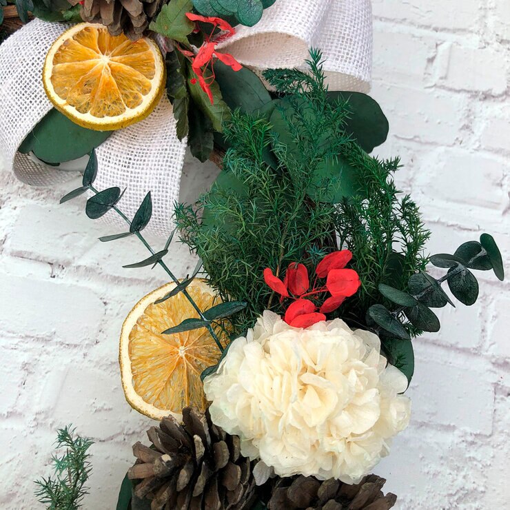 Mina'an, Corona Navideña De Flores y Follajes Naturales Preservados con Moño Blanco — Imagen 3 de 4