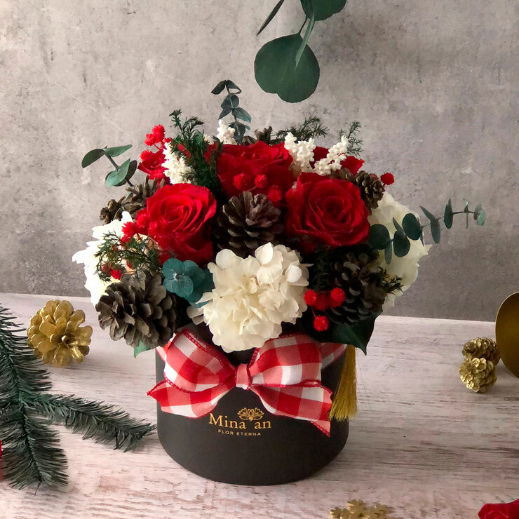 Mina'an, Bouquet Navideño Con Flores Preservadas En Tonos Rojo y Blanco — Imagen 3 de 4