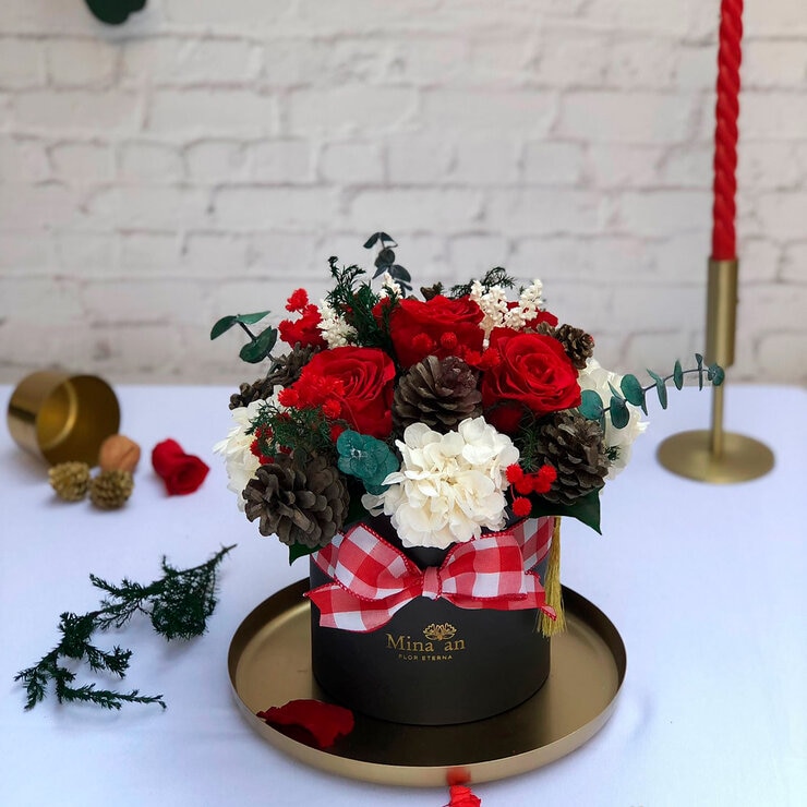 Mina'an, Bouquet Navideño Con Flores Preservadas En Tonos Rojo y Blanco — Imagen 4 de 4